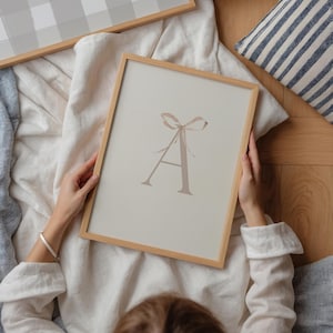 Impression initiale rose art preppy noeud rose chambre d'enfant fille art personnalisé monogramme fille affiche art chambre bambin impression personnalisée chambre