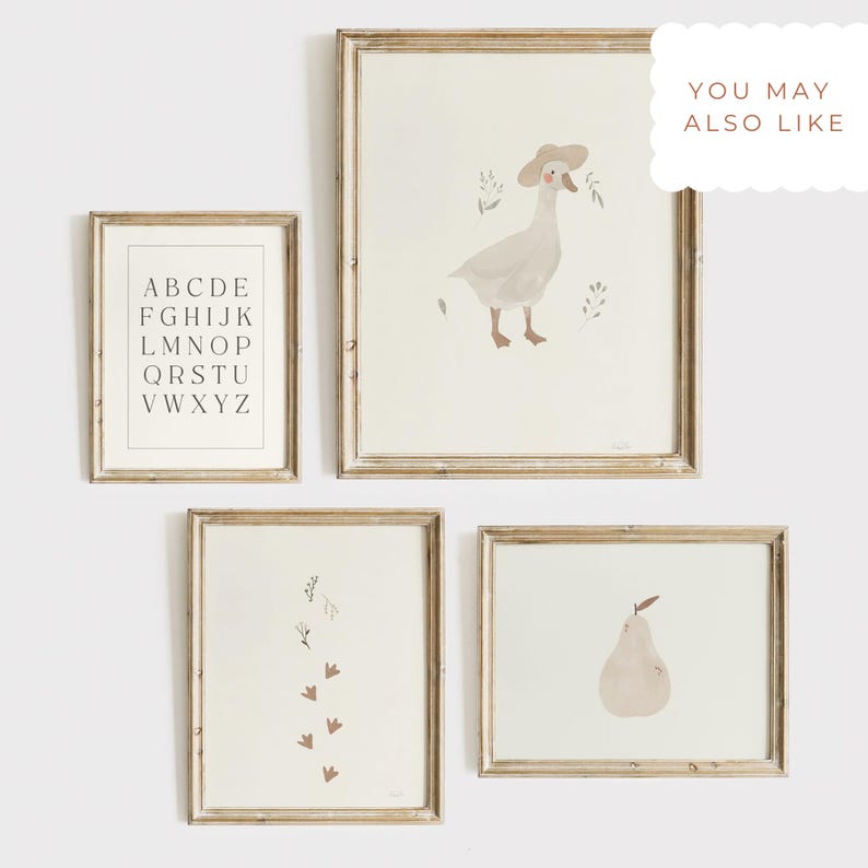 Peut inclure: Quatre impressions d'art encadr&eacute;es avec un cadre en bois rustique. Les impressions pr&eacute;sentent un fond blanc avec des illustrations d'un alphabet, d'une oie portant un chapeau, d'une s&eacute;rie de feuilles et d'une poire. Les impressions d'art sont sur le th&egrave;me de la chambre d'enfant.