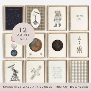 Könnte beinhalten: Ein Set aus zwölf gerahmten Drucken mit Weltraumthema. Die Drucke zeigen Sternbilder, Planeten, einen Teddybären-Astronauten, eine Rakete und inspirierenden Text. Die Drucke sind in neutralen Tönen mit Vintage-Ästhetik gehalten.