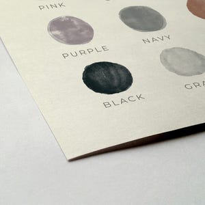 Puede incluir: Una carta de colores con c&iacute;rculos pintados en tonos de rosa, morado, negro, azul marino, gris y marr&oacute;n. Las palabras "Rosa", "Morado", "Negro", "Azul marino", "Gris" y "Marr&oacute;n" est&aacute;n escritas debajo de cada c&iacute;rculo.