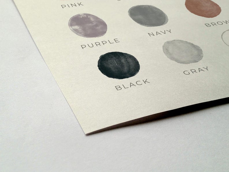 Puede incluir: Una carta de colores con c&iacute;rculos pintados en tonos de rosa, morado, negro, azul marino, gris y marr&oacute;n. Las palabras "Rosa", "Morado", "Negro", "Azul marino", "Gris" y "Marr&oacute;n" est&aacute;n escritas debajo de cada c&iacute;rculo.