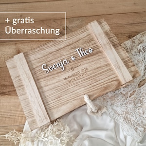 Könnte beinhalten: Eine Holzkiste mit einem Scharnierdeckel, graviert mit den Namen "Svenja & Theo", dem Datum "16. AUGUST 2025" und den Koordinaten "53° 52° N 10° 41 O".