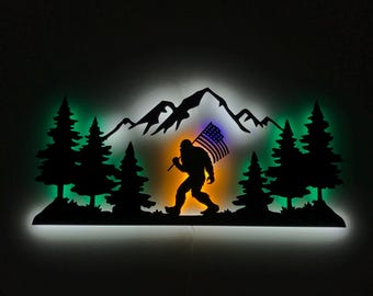 Decoración de pared de metal Sasquatch, Pie Grande con bandera de EE. UU., Letrero de pared iluminado con luz LED Yeti, Pie Grande en la naturaleza, Día de la Independencia, La leyenda de Pie Grande