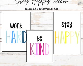 以下が含まれることがあります： 「Work Hard. Be Kind. Stay Happy Decor」のフレーズが書かれたデジタルアートプリント。 「work HARD」、「be KIND」、「stay HAPPY」の文字がカラフルなフォントで表示されています。 4つのサイズ（8.5x11、16x20、11x14、24x36インチ、約22x28、41x51、28x36、61x91cm）で利用できます。
