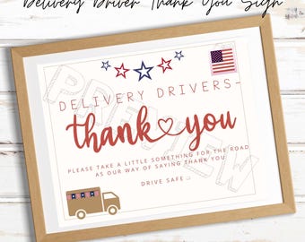 以下が含まれることがあります： 愛国的な要素が特徴のフレームプリント。「Delivery Driver Thank You」の文字が赤い筆記体で書かれ、星とアメリカ国旗のグラフィックが描かれています。トラックのイラストと「Instant Download (8x10 for framing)」の文字も含まれています。