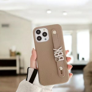 Coque iPhone 3D personnalisée en cuir avec lettre avec dragonne pour iPhone 15 Pro Max 14 Pro 13 12 Coque en cuir personnalisée pour iPhone, cadeau pour elle