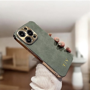 iPhone 17 16 15 Pro Max 14 13 12 11 Pro用パーソナライズスエードレザーケース、カスタムイニシャル彫刻iPhone用電話カバー、彼女へのギフト