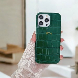 Gepersonaliseerde krokodillenleerhoes voor iPhone 16 15 Pro Max 14 Pro 13 12 monogram gegraveerde leren telefoonhoes voor iPhone, aangepast cadeau voor haar