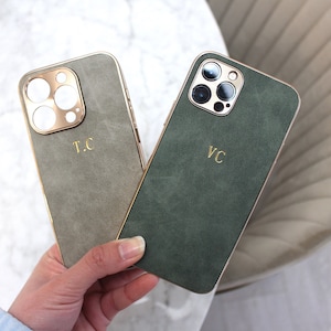 Funda personalizada de piel de ante delicada para iPhone 17, 16, 15, Pro Max, 14, 13, 12 y 11. Monograma inicial personalizado grabado. Regalo para ella y él.