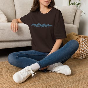 T-shirt med akvarellmotiv och grafisk motiv från Mountain Girl |