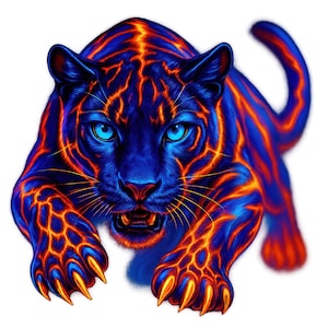 Può includere: Illustrazione digitale di una pantera in posizione di caccia. La pelliccia della pantera è blu scuro, con motivi arancioni e rossi fiammeggianti. La pantera ha occhi blu brillante e affilati artigli dorati, con la bocca aperta.