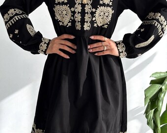 Robe noire brodée à pampilles, Robe de bureau, Robe à manches, Robe pour femme, Robe décontractée, Robe d'été, Vêtements pour femme, Robe paysanne