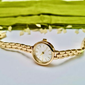 Wrist Watch for Women, Present for Her, Gold Colour, Vintage Design, Adjustable Band, White Dial, Valentine's Day Gift, Cool Design, Dainty
