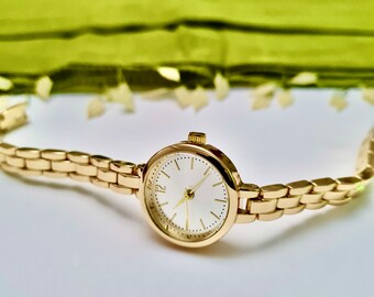 Montre pour femme, cadeau pour elle, couleur dorée, design vintage, bracelet réglable, cadran blanc, cadeau de Saint-Valentin, design sympa, délicat