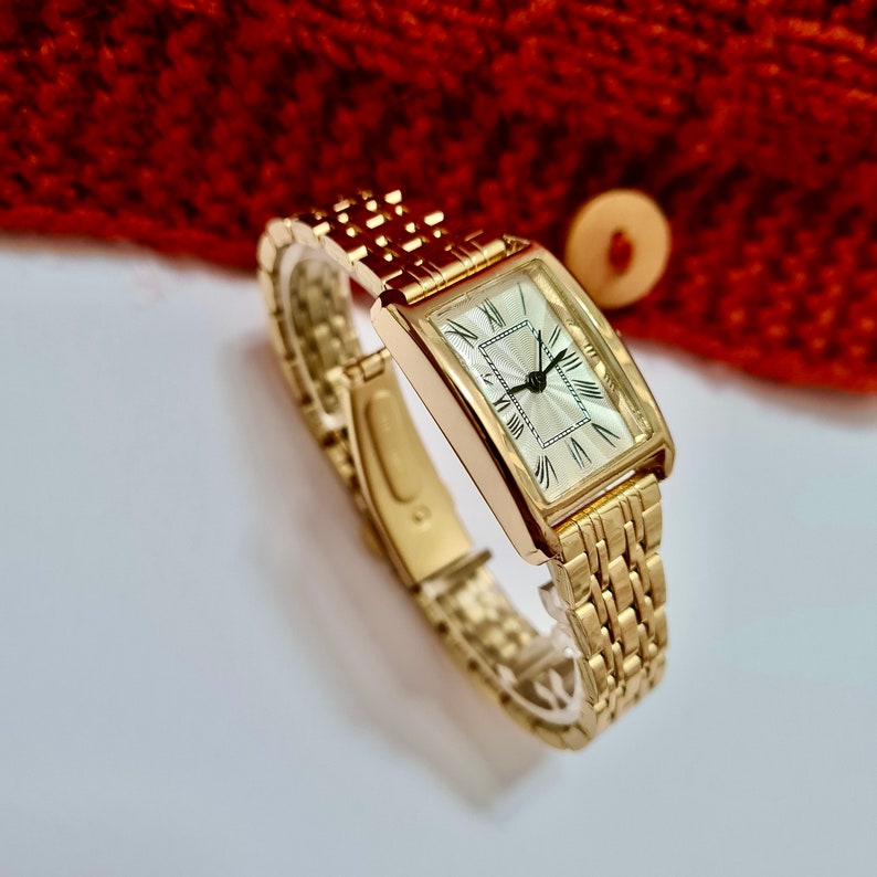 Armbanduhr für Frauen, Goldfarbe, römische Ziffern, quadratisches Design, einfache Bedienung, cooles Design, charismatisches Design, stilvoll, weißes Ziffernblatt Bild 1