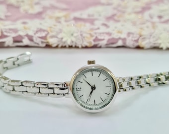 Wrist Watch for Women, Present for Her, Silver Colour, Vintage Design, Adjustable Band, White Dial, Valentine's Day Gift, Dainty Watch, Cool