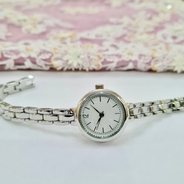 Montre pour femme, cadeau pour elle, couleur argentée, design vintage, bracelet réglable, cadran blanc, cadeau de Saint-Valentin, montre fine, cool