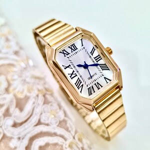 Wrist Watch for Women, Gold Colour, Present for Her, Vintage Design, Easy Adjustable Band, Stylish, Mother's Day Gift, Roman Numeric Design
