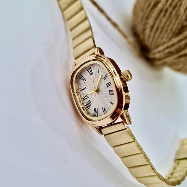 Wrist Watch for Women, Present for Her, Gold Colour, Vintage Design, Adjustable Band, White Dial, Valentine's Day Gift, Cool, Roman Numeral