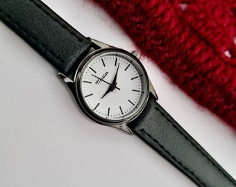 Reloj de pulsera para mujer, regalo para ella, color negro, diseño vintage, correa de cuero, esfera blanca, regalo del día de San Valentín, diseño moderno, elegante