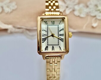 Wrist Watch for Women, Gold Colour, Present for Her, Vintage Design, Mother's Day Gift, Roman Numeric Design, Diamond Designed Glass, Cool