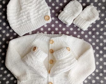 Set cardigan unisex per neonati (da 0 a 3 mesi) lavorato a mano a maglia: berretto, scarpine e guantini in acrilico - Bianco