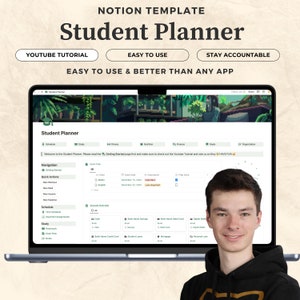 Könnte beinhalten: Ein Laptop-Computer zeigt eine Notion-Vorlage für einen Studentenplaner. Die Vorlage enthält Abschnitte für Zeitplan, Studium, Fitness, Ernährung, Finanzen, Ziele und Organisation. Der Bildschirm zeigt auch eine Willkommensnachricht und einen Link zu einem YouTube-Tutorial. Ein junger Mann lächelt im Hintergrund.