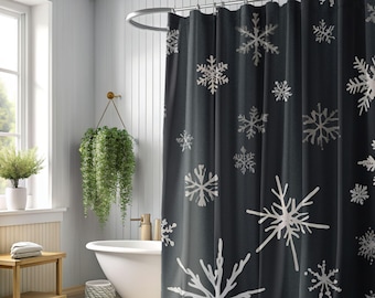 Puede incluir: Una cortina de ducha gris oscuro con un patrón de copos de nieve blancos. La cortina de ducha está colgada en un baño con una bañera blanca y una planta verde.