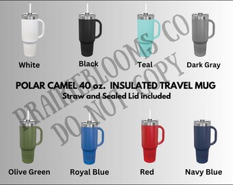 Puede incluir: Un conjunto de 10 tazas de viaje aisladas en varios colores, incluyendo blanco, negro, azul verdoso, gris oscuro, verde oliva, azul real, rojo y azul marino. Cada taza tiene una tapa de acero inoxidable y una pajita. Las tazas tienen una capacidad de 1,2 litros. "POLAR CAMEL 40 oz. INSULATED TRAVEL MUG Straw and Sealed Lid included" está impreso debajo de las tazas.