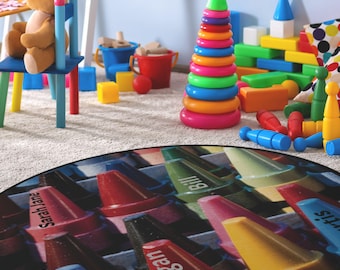 パーソナライズされたクレヨンのプレイルームラグ、カラフルな装飾、子供部屋ラグ、カラフルな保育園カーペット、楽しい子供用ラグ