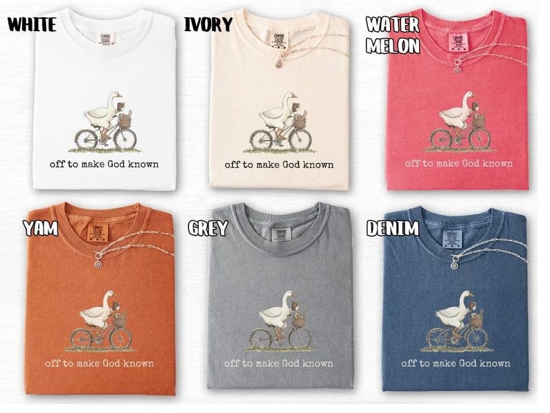 Puede incluir: Seis camisetas en blanco, marfil, sand&iacute;a, &ntilde;ame, gris y denim. Cada camiseta presenta un dibujo de un ganso en bicicleta con una cesta y el texto "off to make God known".