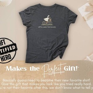 Puede incluir: Camiseta gris oscuro con un ganso en bicicleta y el texto "off to make God known". La imagen incluye cajas de regalo y decoraciones de papel. Una insignia dice "Gift Certified Hero".