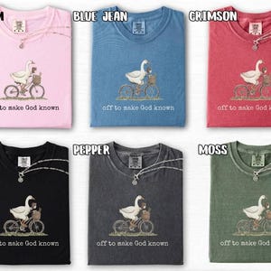 Puede incluir: Seis camisetas en varios colores: blossom, blue jean, crimson, black, pepper y moss. Cada camiseta presenta un dibujo de un ganso en bicicleta con el texto "off to make God known".
