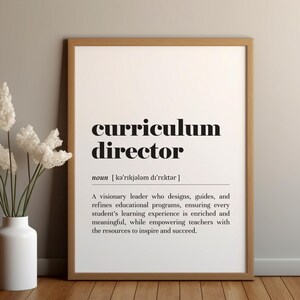 以下が含まれることがあります： 「カリキュラムディレクター」という言葉の定義を、白黒のミニマルなスタイルで印刷したもの。定義は、「ビジョナリーリーダーは、教育プログラムを設計、指導、洗練し、すべての生徒の学習経験が豊かで有意義なものになるようにし、同時に教師にインスピレーションを与え、成功するためのリソースを提供します。」となっています。