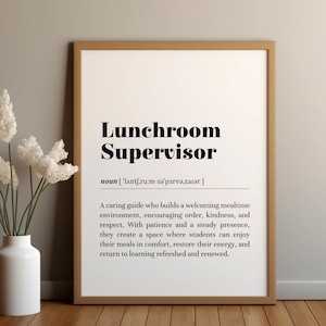 Puede incluir: Un cartel enmarcado con las palabras "Lunchroom Supervisor" en negrita negra. La definición del rol está debajo. Un jarrón blanco con flores blancas está a la izquierda del cartel.
