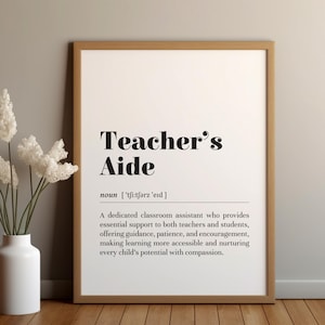Puede incluir: Impresión de arte imprimible en blanco y negro con la definición de un auxiliar de maestro. La impresión dice "Teacher's Aide noun ['tfi:tfərz 'eid] A dedicated classroom assistant who provides essential support to both teachers and students, offering guidance, patience, and encouragement, making learning more accessible and nurturing every child's potential with compassion."