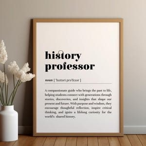 Op de afbeelding: Een zwart-witte printbare poster met de definitie van een "geschiedenisprofessor". De definitie luidt: "Een medelevende gids die het verleden tot leven brengt, studenten helpt om contact te maken met generaties door middel van verhalen, ontdekkingen en inzichten die onze huidige tijd en toekomst vormgeven. Met doelgerichtheid en wijsheid stimuleren ze doordachte reflectie, inspireren ze kritisch denken en ontsteken ze een levenslange nieuwsgierigheid naar de gedeelde geschiedenis van de wereld."