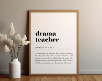 Peut inclure: Une affiche encadrée avec les mots "drama teacher" en gras noir. La définition de professeur de théâtre est en dessous du titre. Un vase blanc avec des fleurs blanches est à gauche de l'affiche.