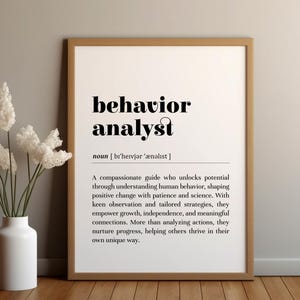 Peut inclure: Une affiche imprimable en noir et blanc avec la définition d'un analyste du comportement. L'affiche a un design minimaliste avec un fond blanc et du texte noir.