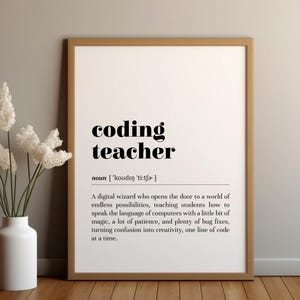 Puede incluir: Impresión enmarcada con las palabras "coding teacher" en negrita y en negro. La definición de un profesor de codificación está debajo del título. Un jarrón blanco con flores blancas está a la izquierda de la impresión.