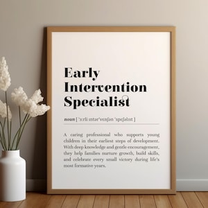 Peut inclure: Une affiche encadrée avec le texte "Early Intervention Specialist" en gras noir. La définition du terme est en dessous du titre. Un vase blanc avec des fleurs blanches est à gauche de l'affiche.