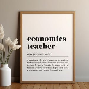 Könnte beinhalten: Ein schwarz-weißes druckbares Poster mit der Definition eines Wirtschaftslehrers. Das Poster hat ein schlichtes Design mit fettem Text und weißem Hintergrund.
