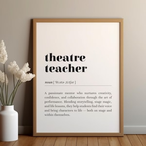 Puede incluir: Impresión enmarcada con las palabras "theatre teacher" en negrita negra. Debajo, la pronunciación fonética y una definición. Un jarrón blanco con flores blancas está a la izquierda del marco.