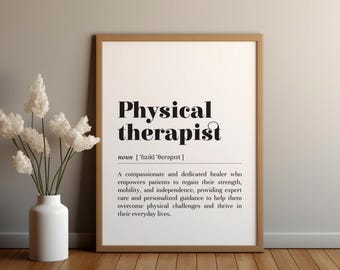 Puede incluir: Un póster imprimible en blanco y negro con la definición de un fisioterapeuta. El póster tiene un marco marrón y está sobre una superficie de madera.