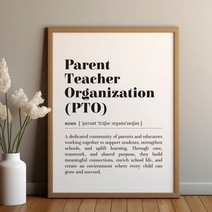 Puede incluir: Un marco con el texto "Parent Teacher Organization (PTO)" en negro. La definición de PTO está incluida debajo. Un jarrón blanco con flores blancas está a la izquierda del marco.