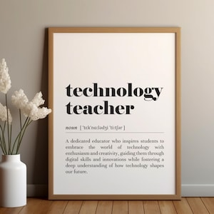 Pode incluir: Impressão emoldurada com as palavras "technology teacher" em negrito preto. A definição descreve o papel de um professor de tecnologia. Um vaso branco com flores brancas está à esquerda.
