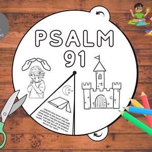 Puede incluir: Una página para colorear imprimible en blanco y negro con el Salmo 91. La página incluye un castillo, una persona rezando y un libro con una luna creciente. El texto "FURCHTE DICH NICHT VOR DEN ANGRITTEN IN DER NACHT UND HARE REINE ANGET VOR DEN GEFAHREN DES TACES, POR DER PEST, DIE IM DUNKEL LAUERT, VOR DER SEUCHE, DIE DICH AM HELLEN TAG TR" está incluido en la página.