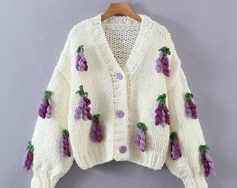 Gehäkelter Glyzinien-Blumen-Cardigan. Strickjacke