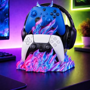 Soporte para mandos de Xbox y PS5 con soporte para auriculares – Organizador de escritorio para gamers, soporte para juegos con diseño de calavera y llamas, impreso en 3D en PLA, regalo gamer para él.