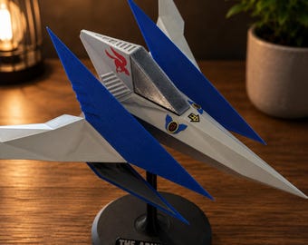 Sternfuchs Arwing Modell Ständer | Retro Raum Kämpfer Schreibtisch Dekor | Sci-Fi Gaming Sammlerstück | 3D gedrucktes Lylat inspirierte Schiff
